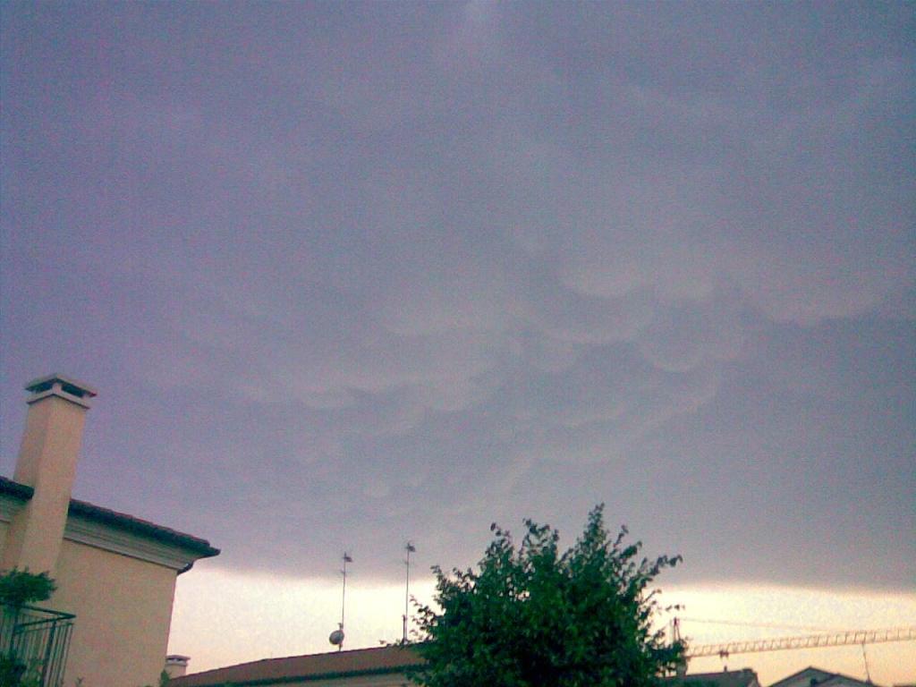 Mammatus clouds